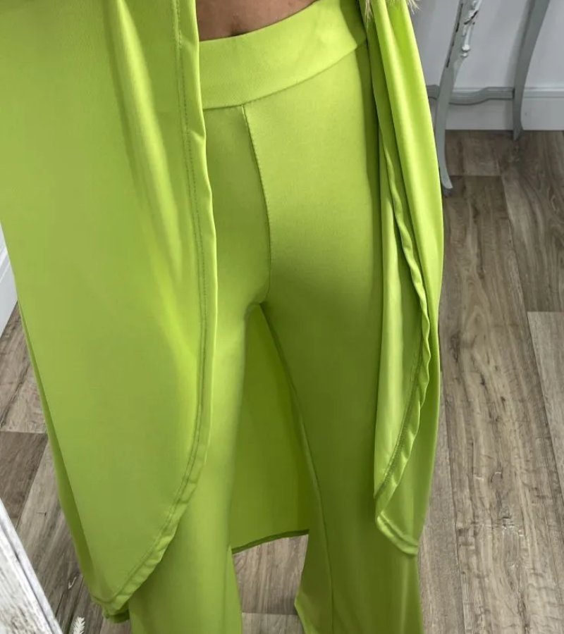 Flavia - Stylish Ensemble with Sleeves