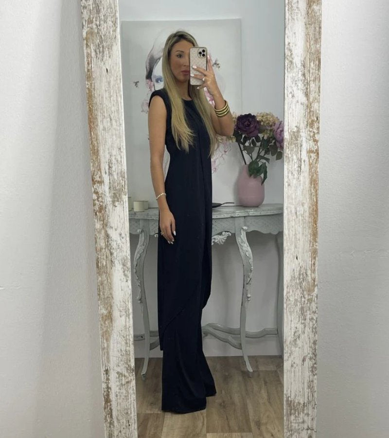 Flavia - Stylish Ensemble with Sleeves