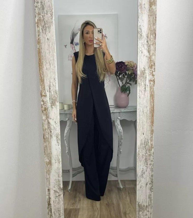 Flavia - Stylish Ensemble with Sleeves
