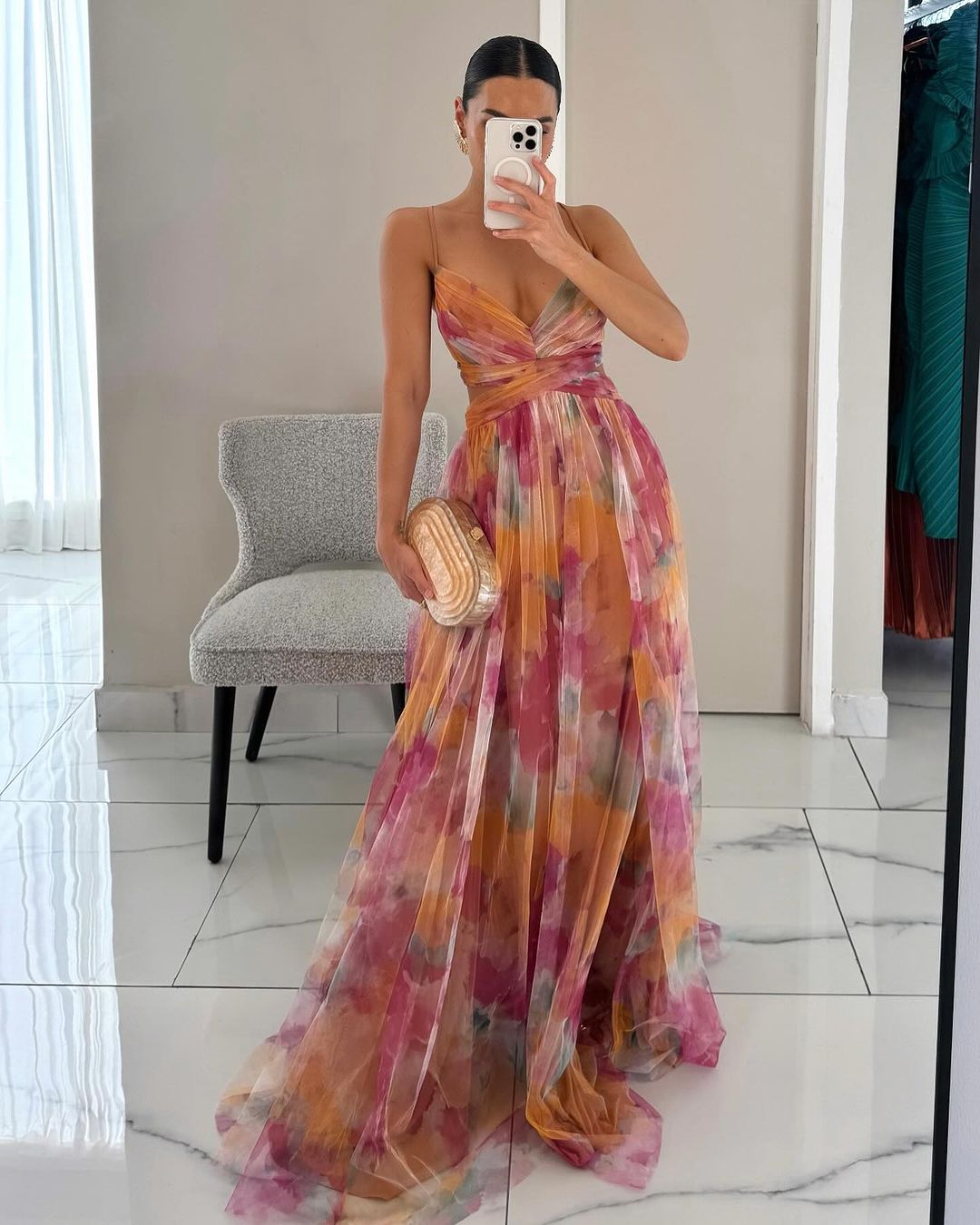 Elegantiška Maxi Suknelė su Nėriniu ir Rožių Spauda