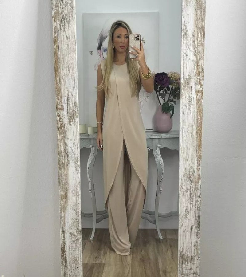 Flavia - Stylish Ensemble with Sleeves