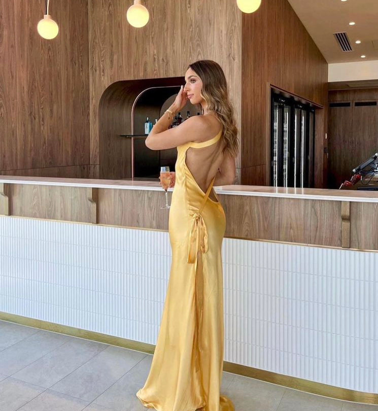 Elegantiška Rožinė Suknelė su Kaklo Juostele ir Atvirais Pečiais