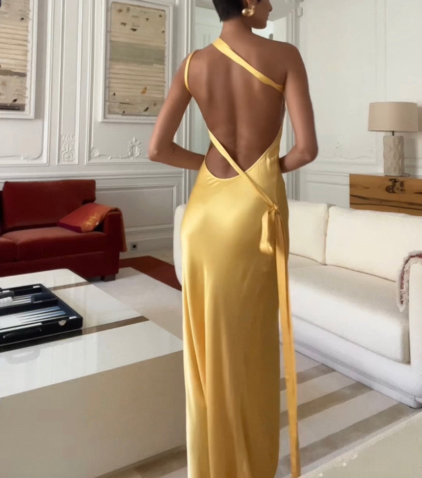 Elegantiška Rožinė Suknelė su Kaklo Juostele ir Atvirais Pečiais