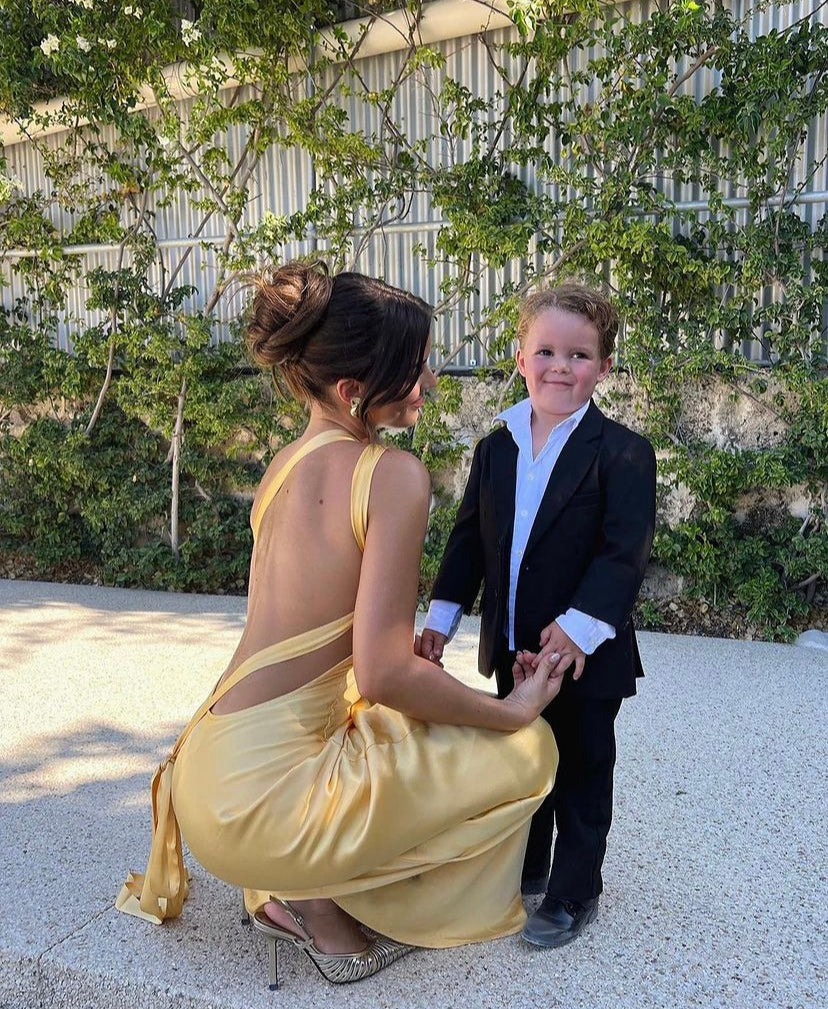 Elegantiška Rožinė Suknelė su Kaklo Juostele ir Atvirais Pečiais