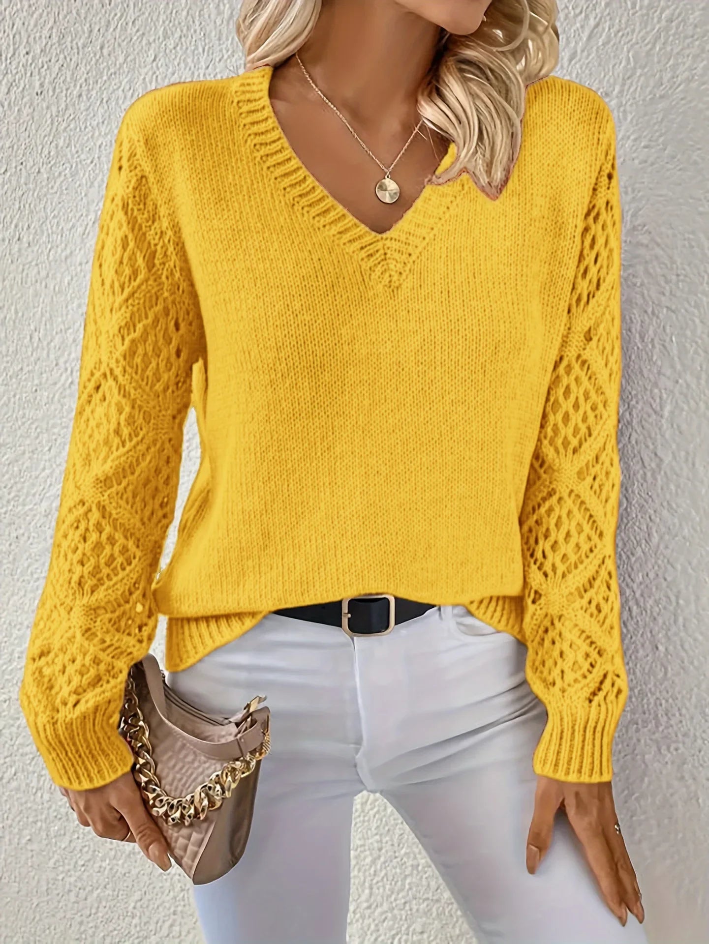 "Daisy | Megztinis su V formos iškirpte" can be rewritten as "Daisy | V-Neck Knit Sweater".