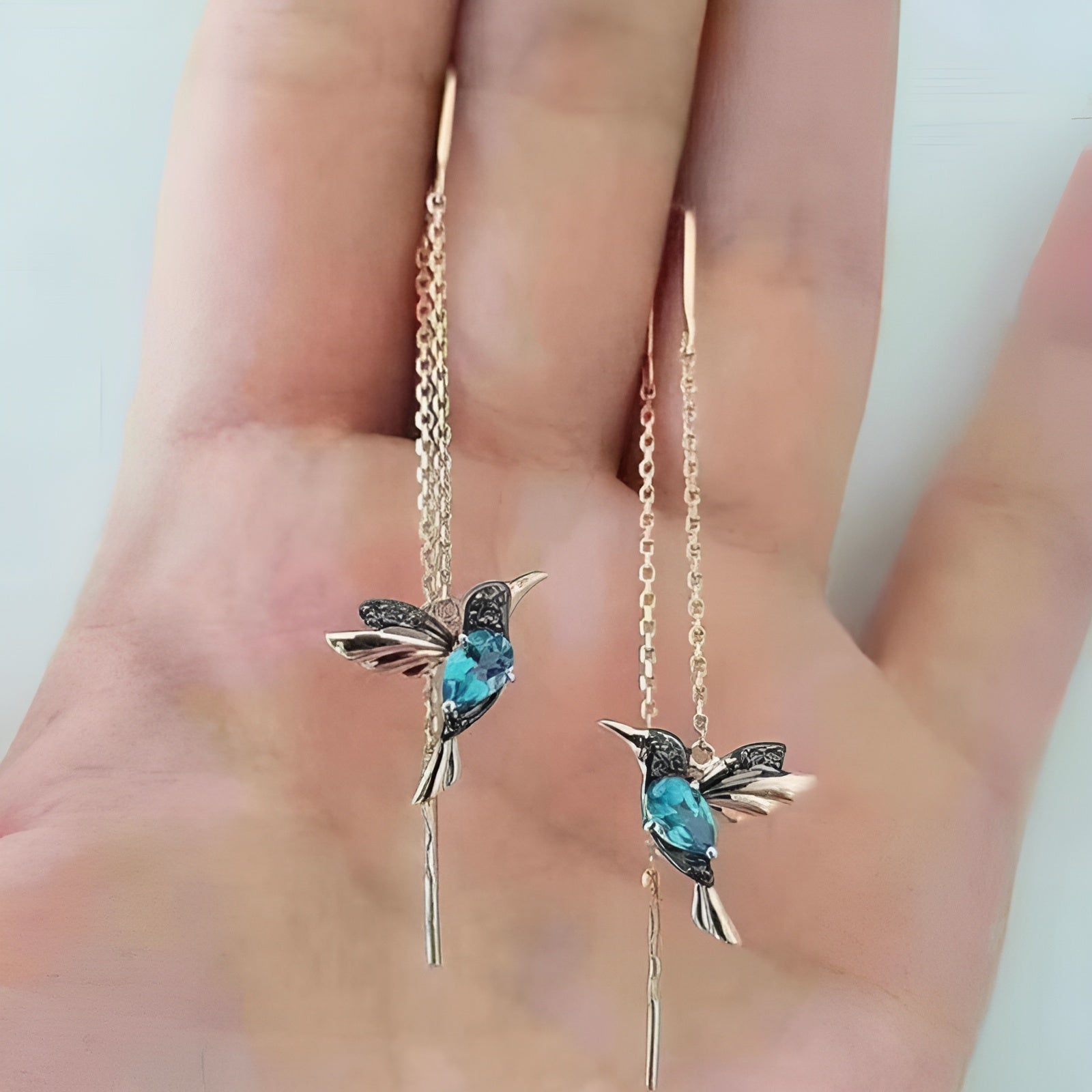 "Kolibri Formos Auskarai" can be rewritten as "Kolibri Stiliaus Auskarai" or "Kolibri Dizaino Auskarai" for a fresh take.