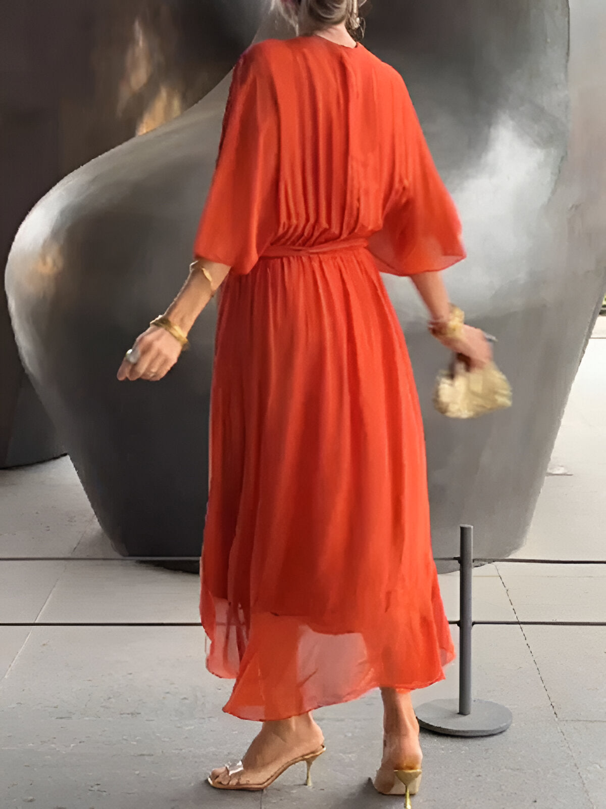 Alice | Elegantiška suknelė su V formos iškirpte" can be rewritten as:
"Alice | Stilinga suknelė su V formos iškirpte