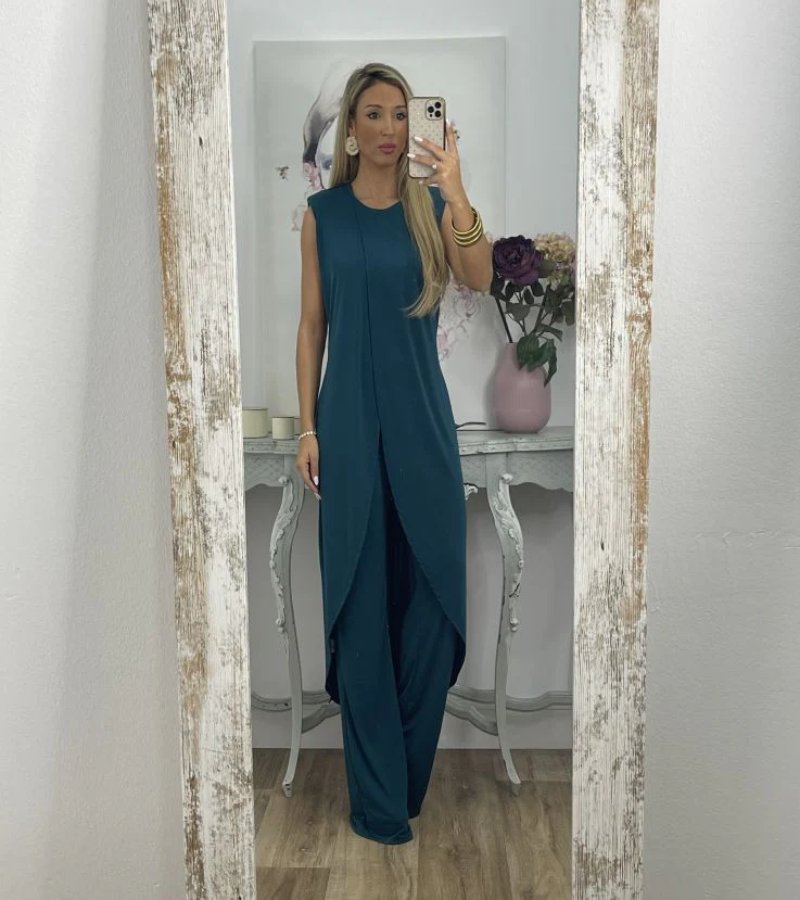 Flavia - Stylish Ensemble with Sleeves