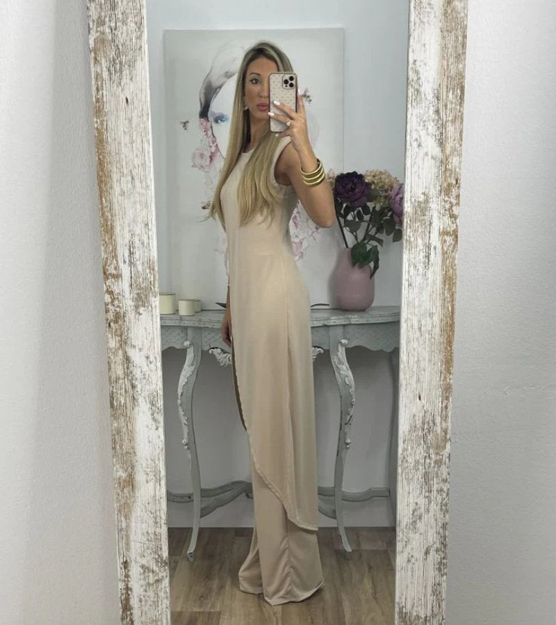 Flavia - Stylish Ensemble with Sleeves