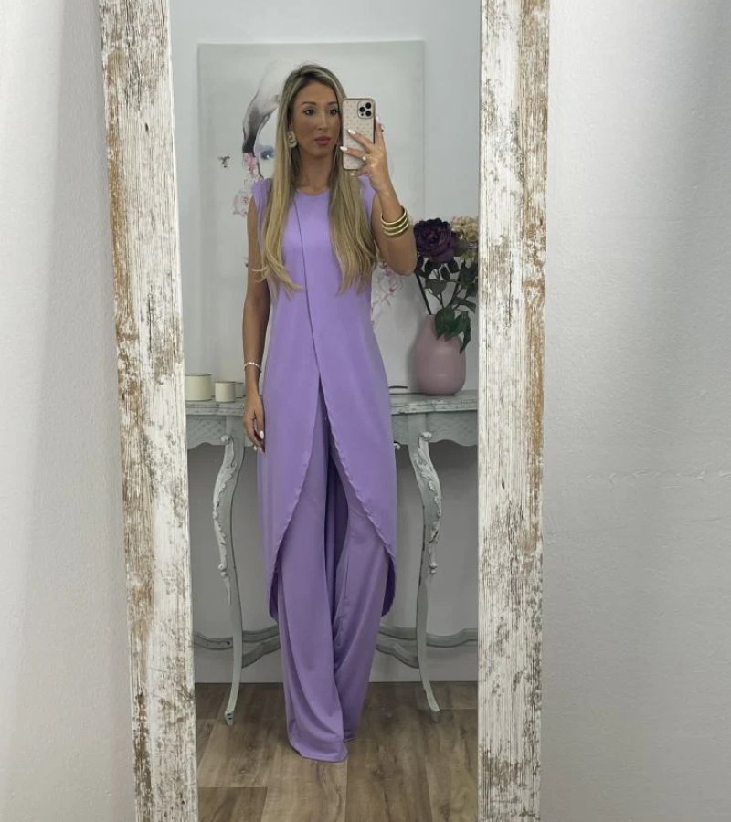 Flavia - Stylish Ensemble with Sleeves
