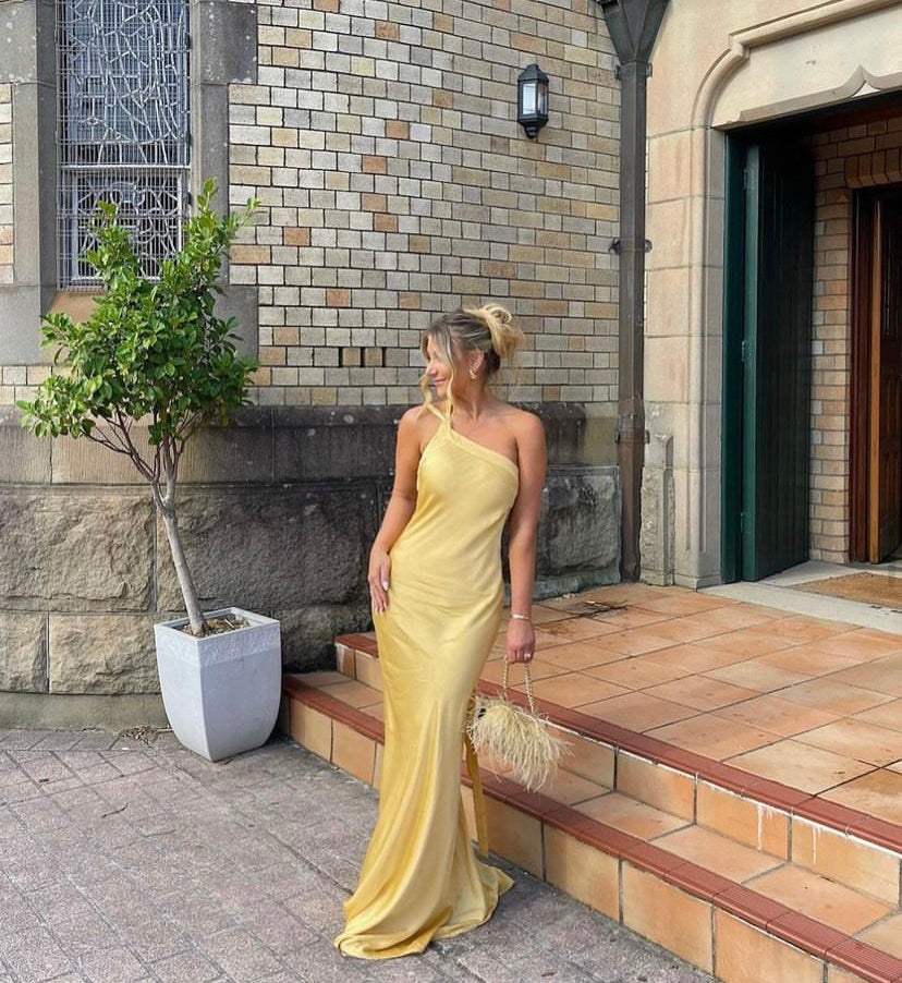 Elegantiška Rožinė Suknelė su Kaklo Juostele ir Atvirais Pečiais