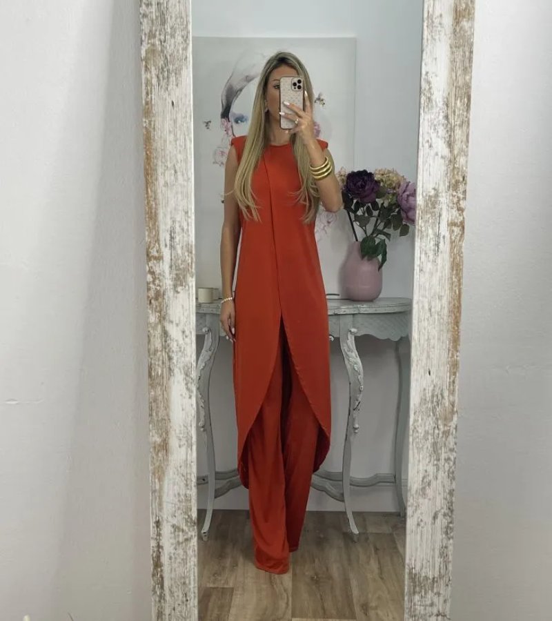Flavia - Stylish Ensemble with Sleeves