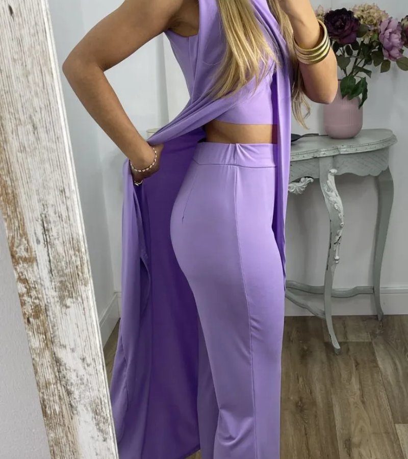 Flavia - Stylish Ensemble with Sleeves