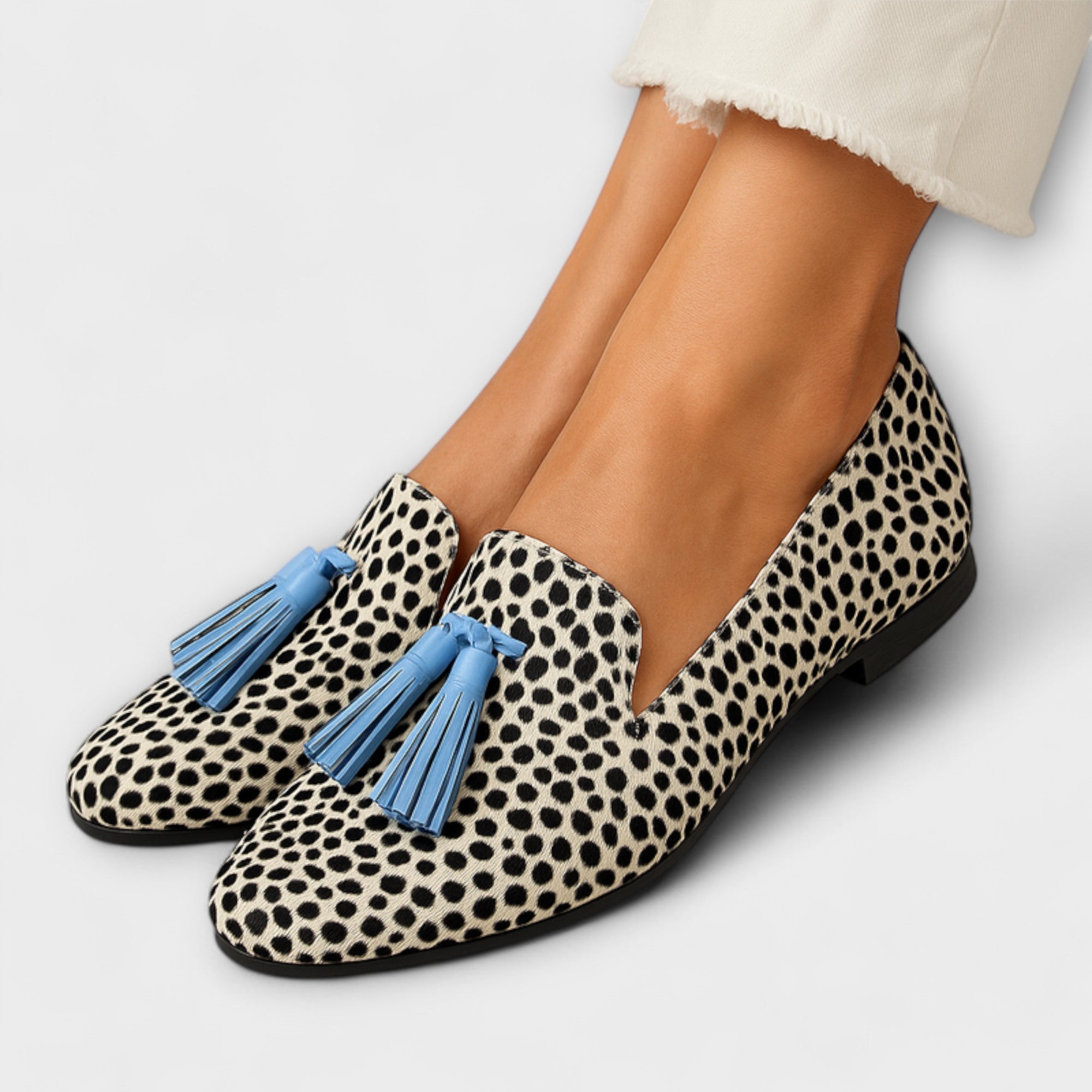 Mira - Laisvalaikio bateliai su kutais" can be rewritten as "Mira - Casual Shoes with Tassels.