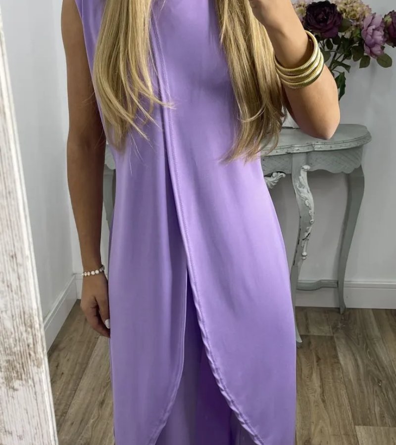 Flavia - Stylish Ensemble with Sleeves
