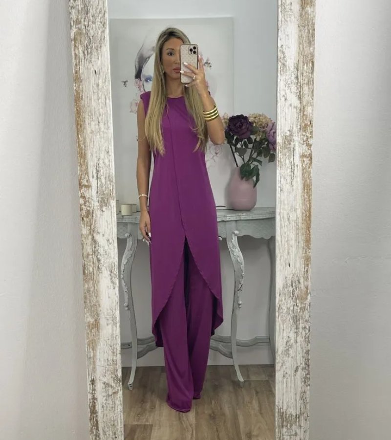 Flavia - Stylish Ensemble with Sleeves