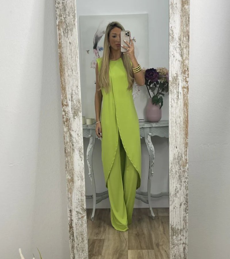 Flavia - Stylish Ensemble with Sleeves