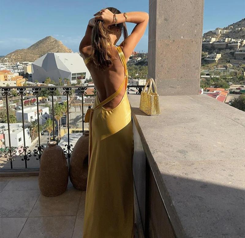 Elegantiška Rožinė Suknelė su Kaklo Juostele ir Atvirais Pečiais