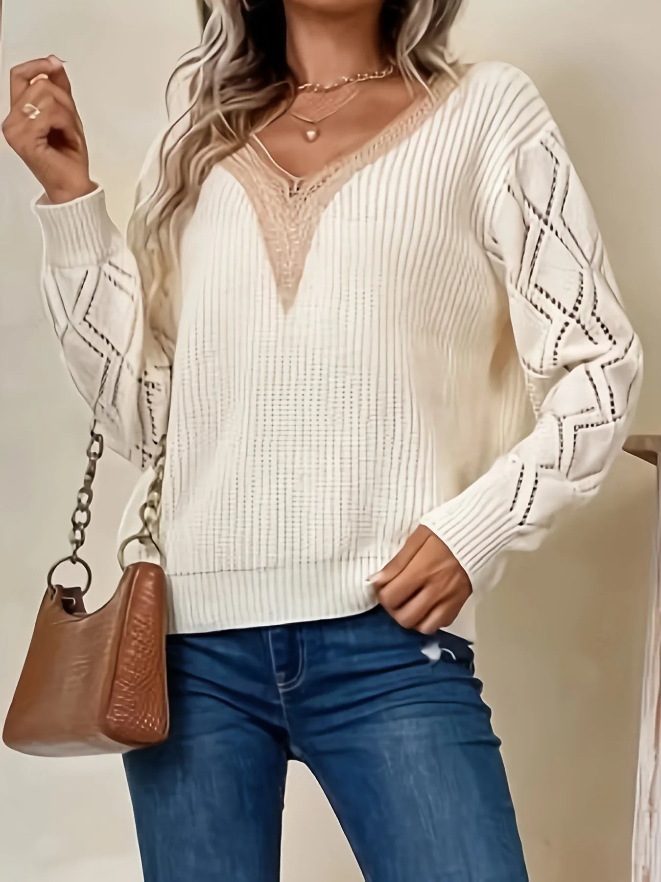 Elvira | Stilingas megztinis su nėrinių akcentais