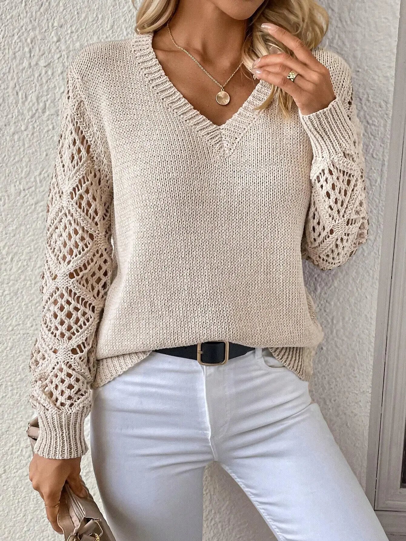 "Daisy | Megztinis su V formos iškirpte" can be rewritten as "Daisy | V-Neck Knit Sweater".