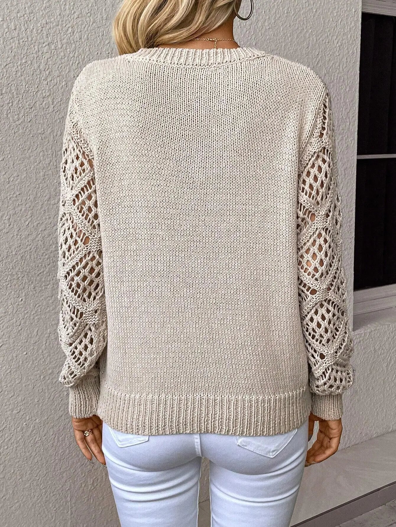 "Daisy | Megztinis su V formos iškirpte" can be rewritten as "Daisy | V-Neck Knit Sweater".
