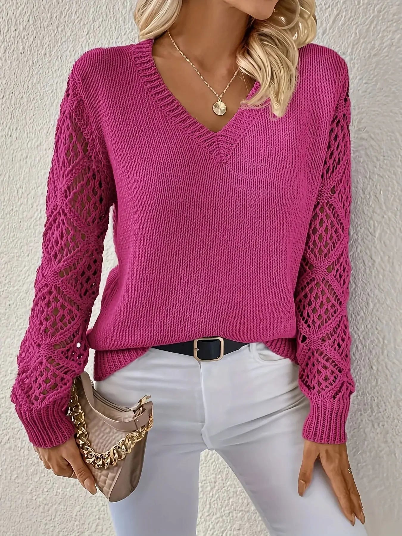 "Daisy | Megztinis su V formos iškirpte" can be rewritten as "Daisy | V-Neck Knit Sweater".
